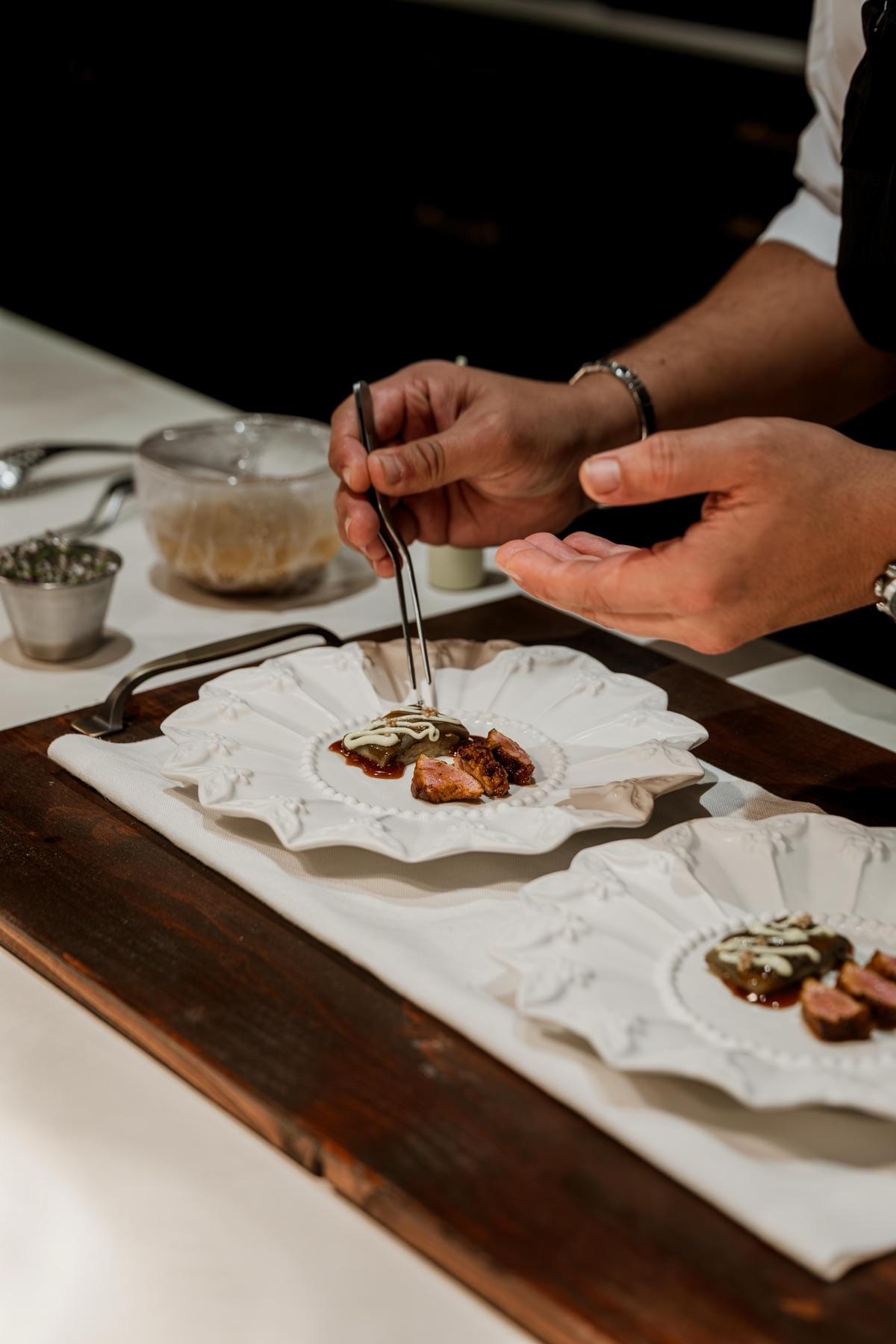 Detalle de manos del chef en plena cocina