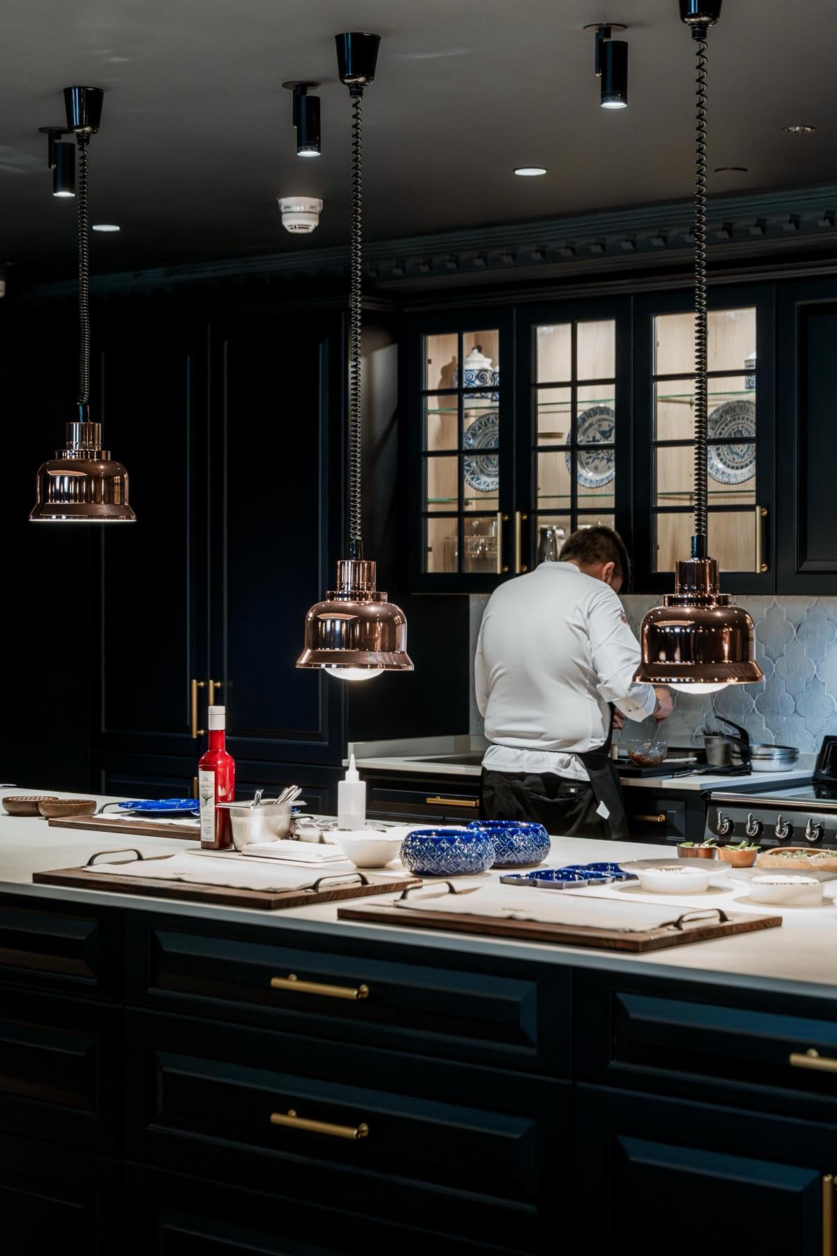 Mesa del chef con vista a la cocina abierta