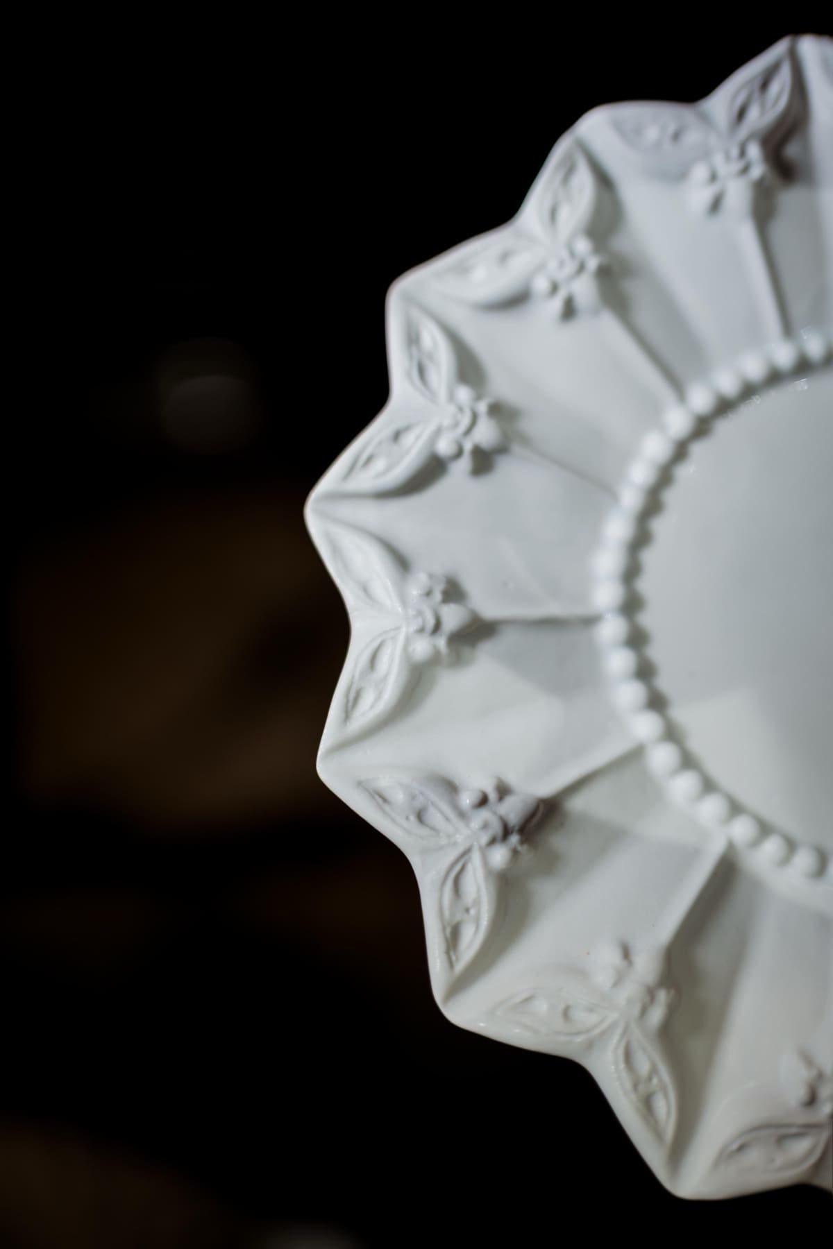 Detalle de vajilla de porcelana labrada en INIZIO