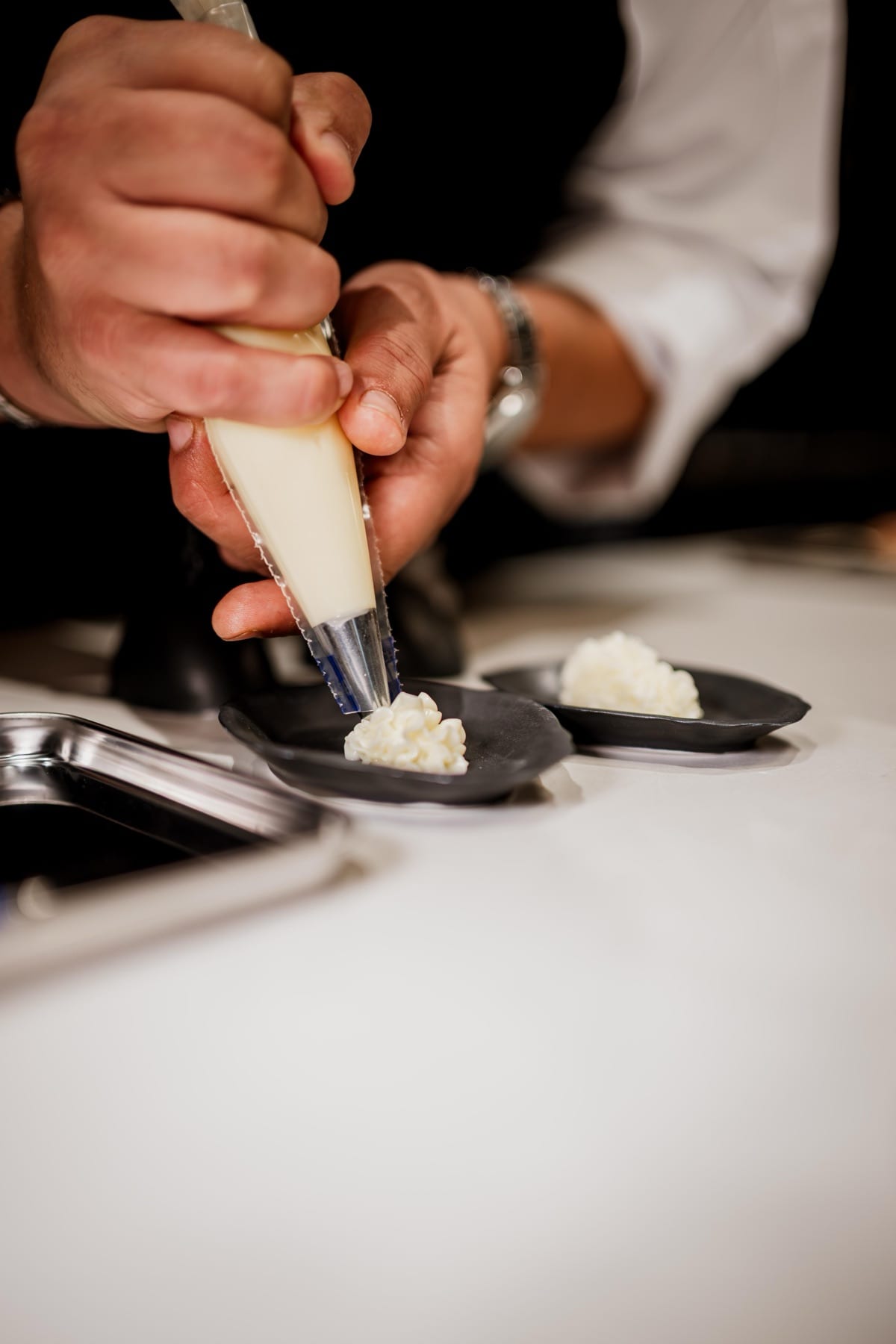 Detalle de las manos del chef en cocina — INIZIO